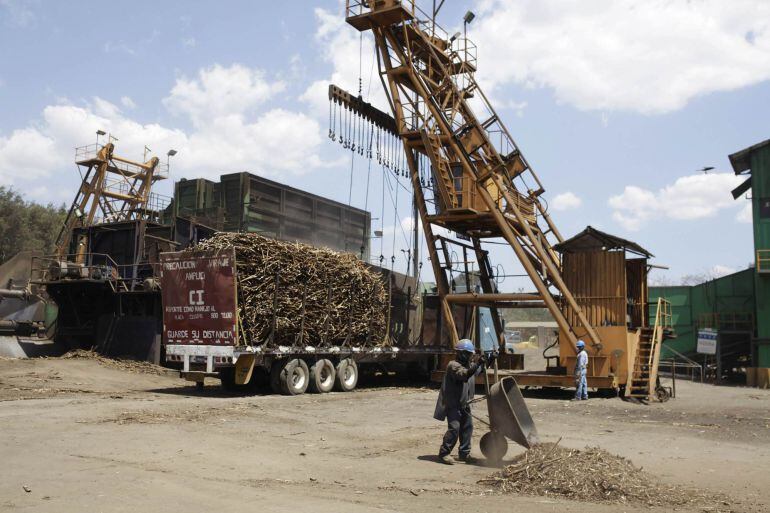 Sugarcane arrives at a sugar mill in Izalco March 3, 2015. El Salvador will export sugar to China for the first time ever, the economy ministry said on Monday, a sign of China's increasing reach into Central America. The Central American country will export 50,000 tonnes of raw sugar, worth $20 million, to China during the 2014/2015 season. REUTERS/Jose Cabezas (EL SALVADOR - Tags: AGRICULTURE BUSINESS COMMODITIES)