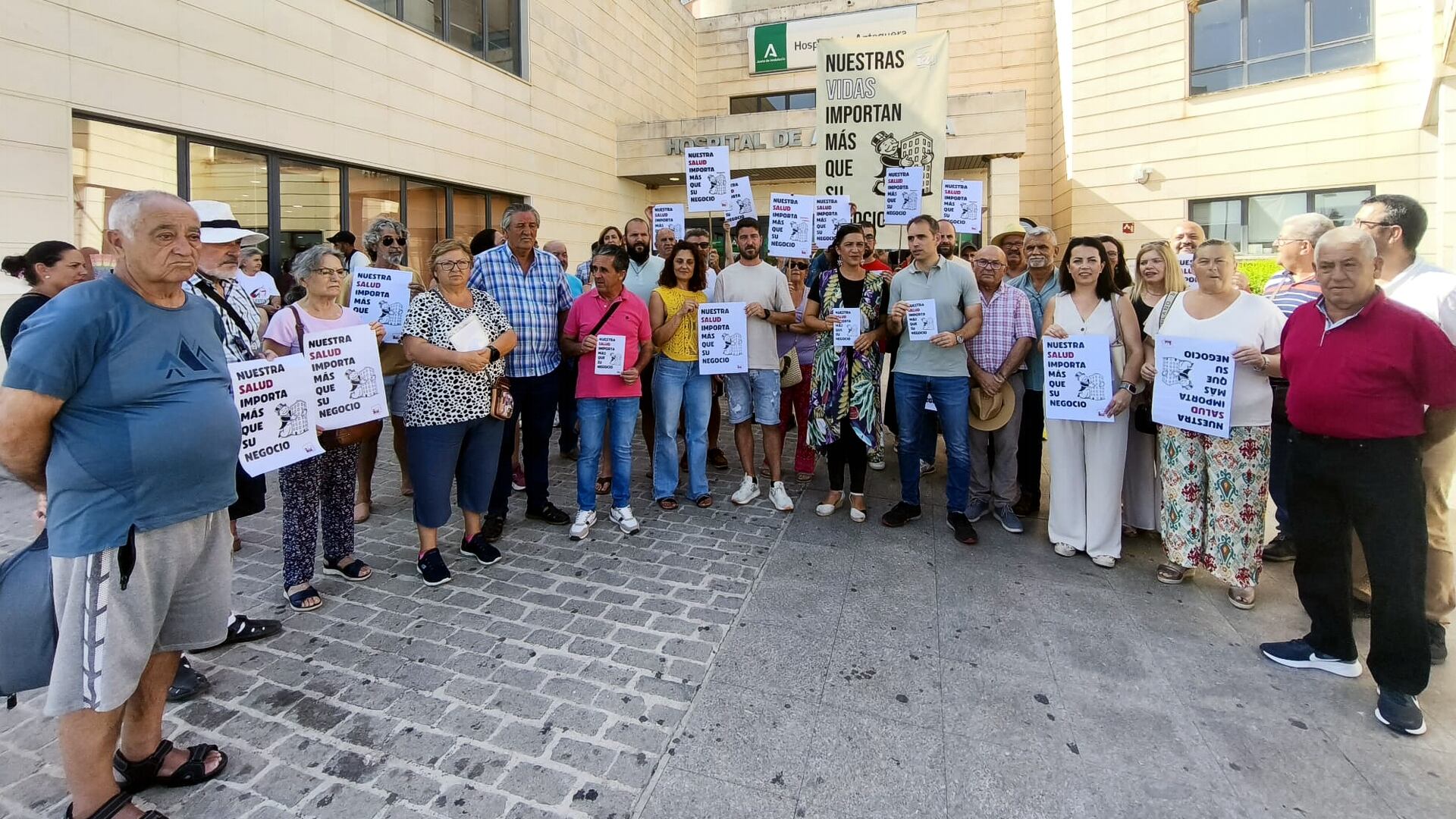 Concentración de Izquierda Unida en el Hospital de Antequera