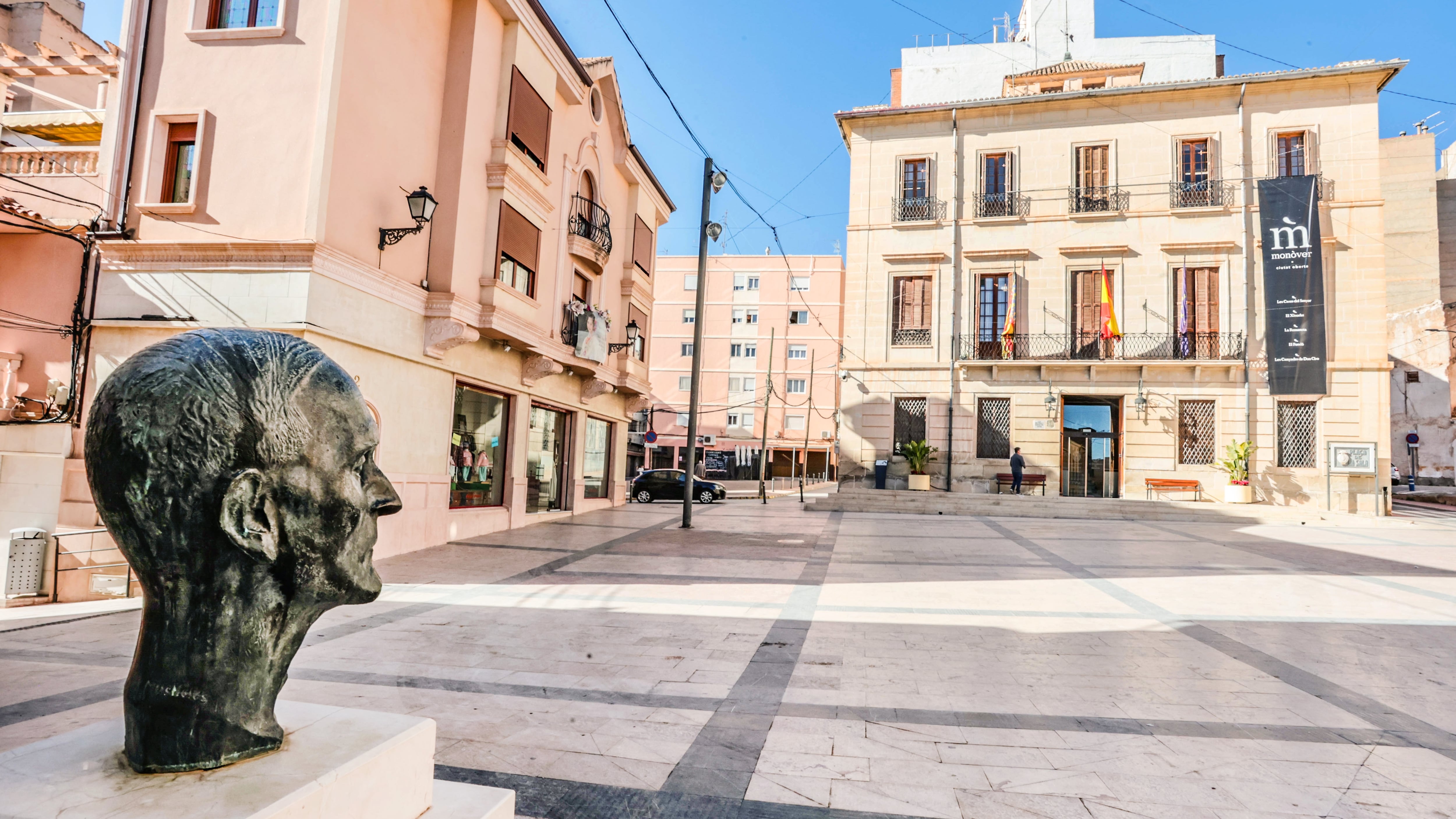 Busto de Azorín frente al Ayuntamiento de Monóvar