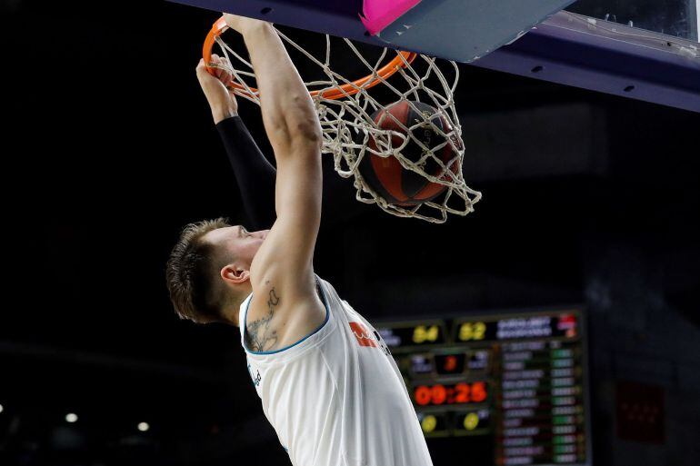 Doncic machaca la canasta