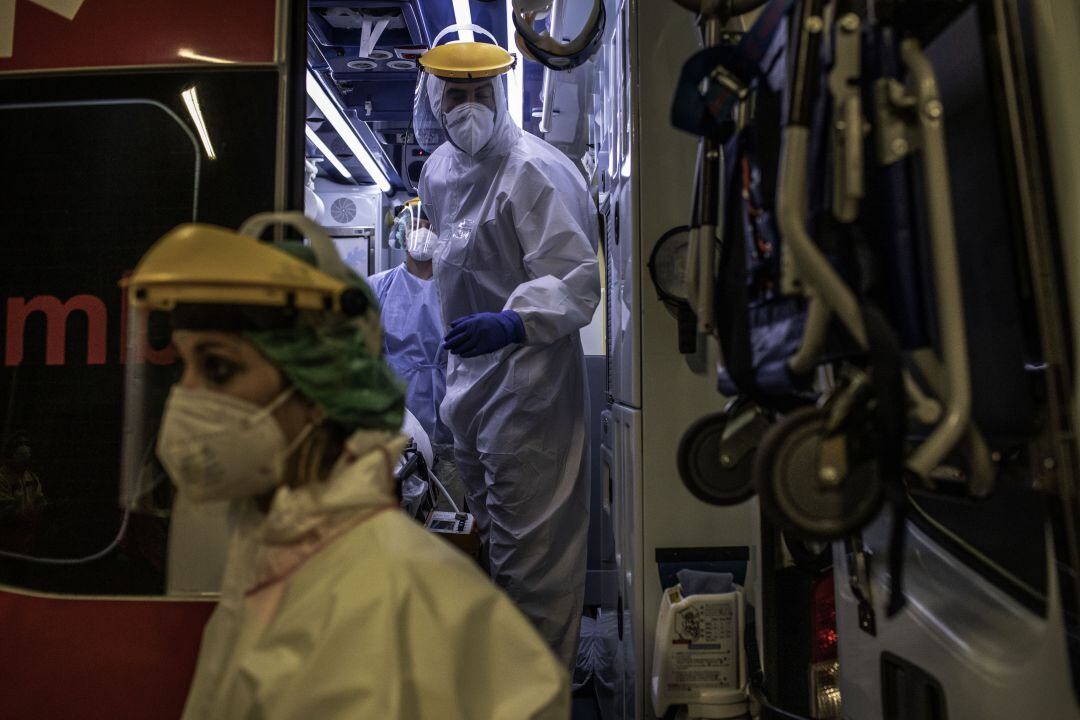 Una ambulancia, preparada para realizar el traslado de un paciente. 