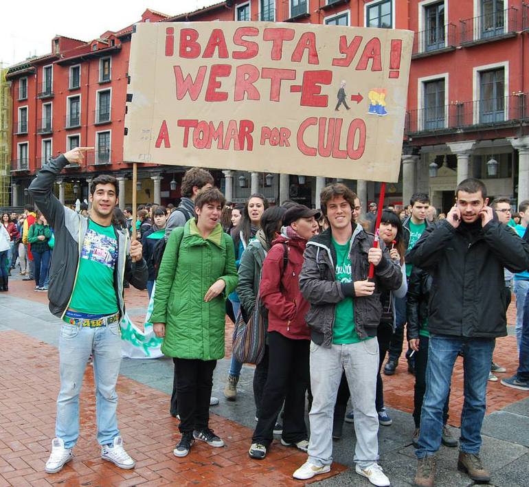 Estudiantes de la Universidad de Valladolid en la manifestación que culminó la última huelga general