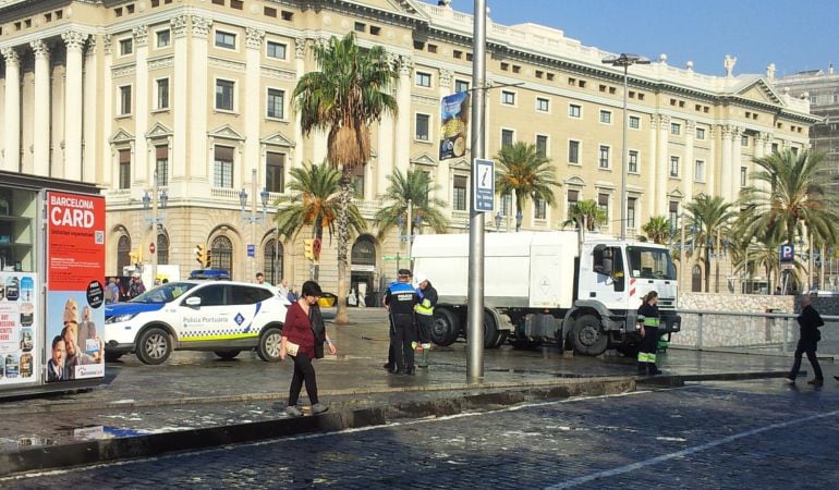Una patrulla de la policia portuària a les proximitats del port del Barcelona, en el marc de l&#039;operació contra la venda ambulant del 9 de novembre del 2015.