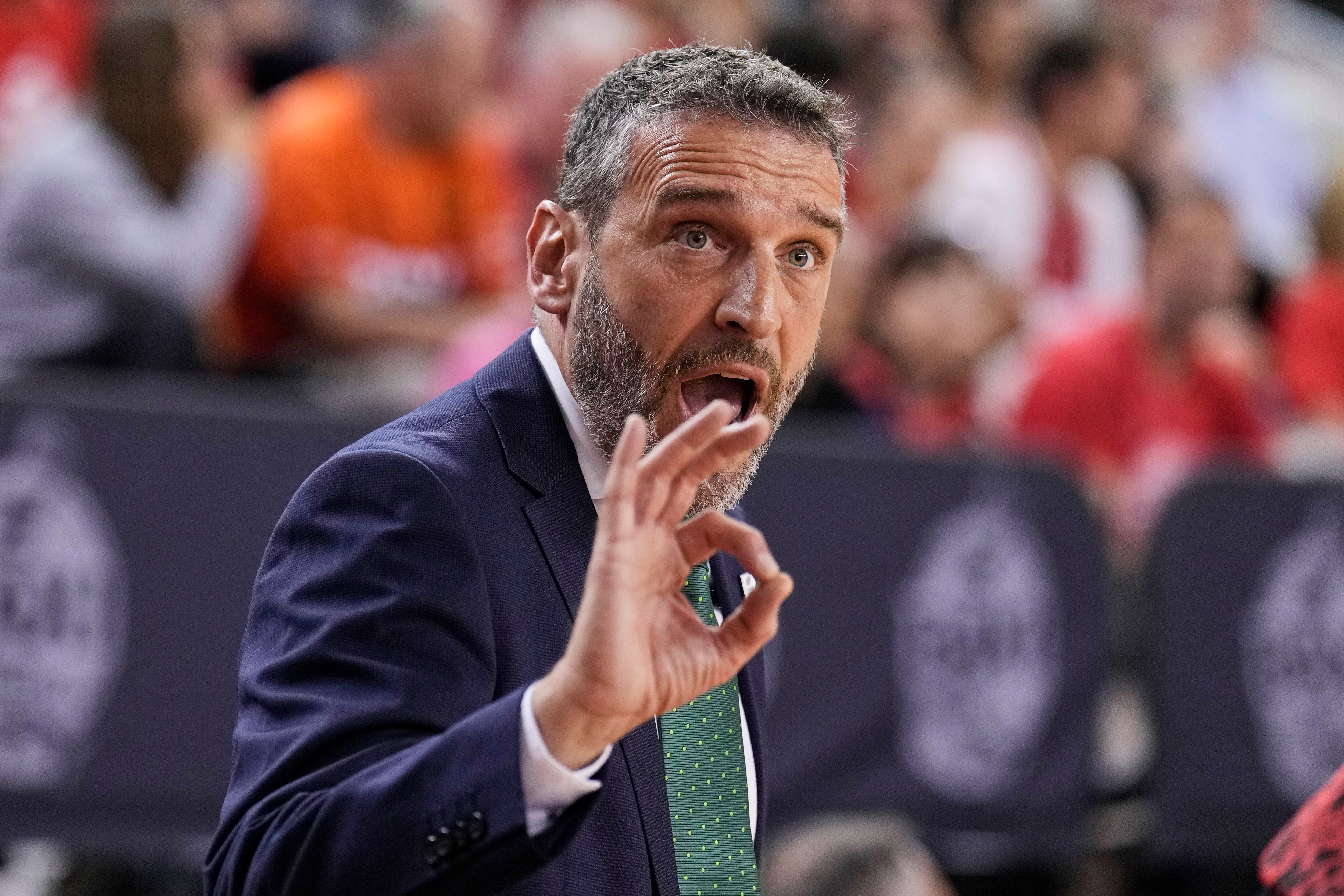 MANRESA (BARCELONA), 21/05/2024.- El entrenador del Unicaja de Málaga, Ibon Navarro, durante el segundo partido de cuartos de final del play-off de Liga Endesa entre BAXI Manresa y Unicaja de Málaga, este martes en el pabellón Nou Congost de Manresa. EFE