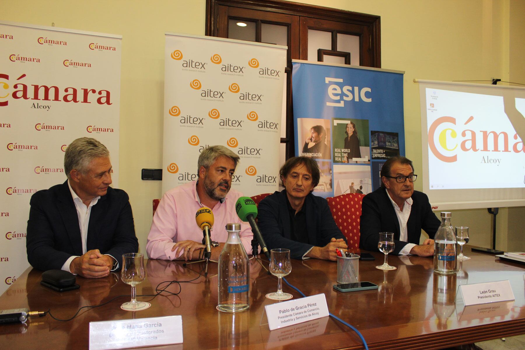 De izquierda a derecha, José María García, director del Campus Valencia ESIC, Pablo de Gracia, presidente de la Cámara de Comercio de Alcoy, León Grau, director de AITEX, y Vicente Blanes, director general de AITEX durante la comparecencia de presentación del convenio