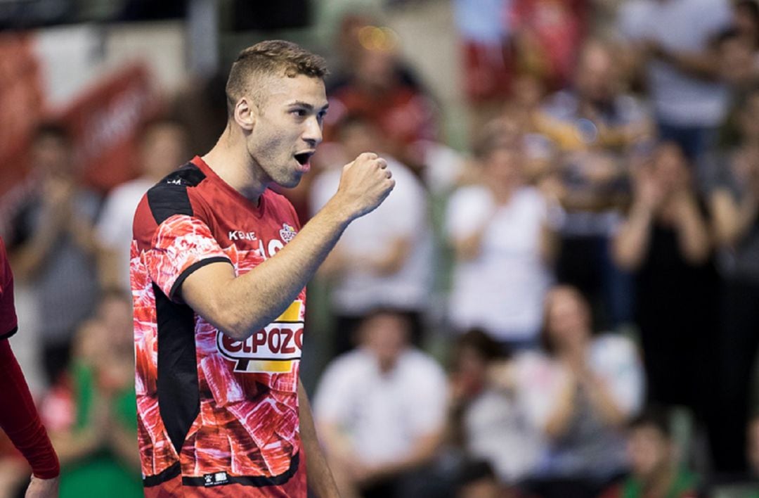 Pito celebrando uno de sus dos goles ante Aspil