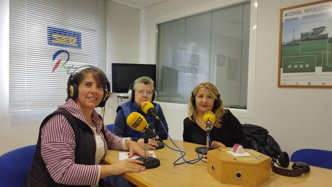 Anais Jiménez, Virtudes Rodríguez y Beni Hernández en el estudio de Radio Baza SER