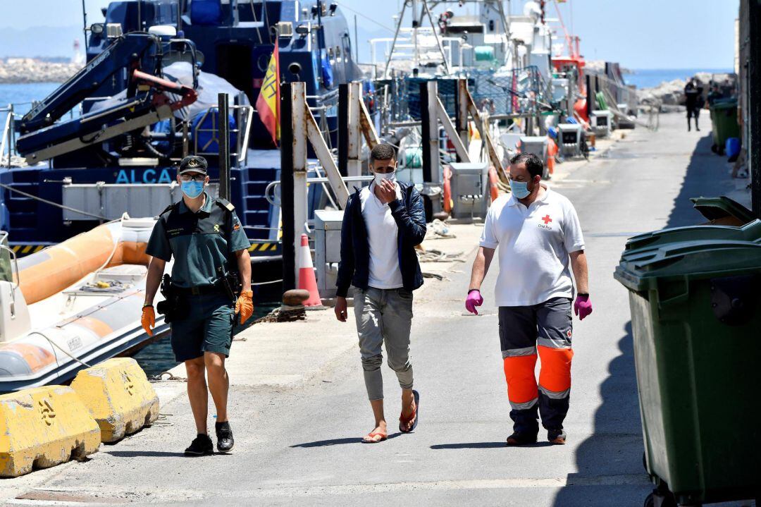 Llegada al puerto de Almeria de los 14 inmigrantes rescatados por Salvamento Marítimo cuando navegaban en una patera en la costa almeriense.