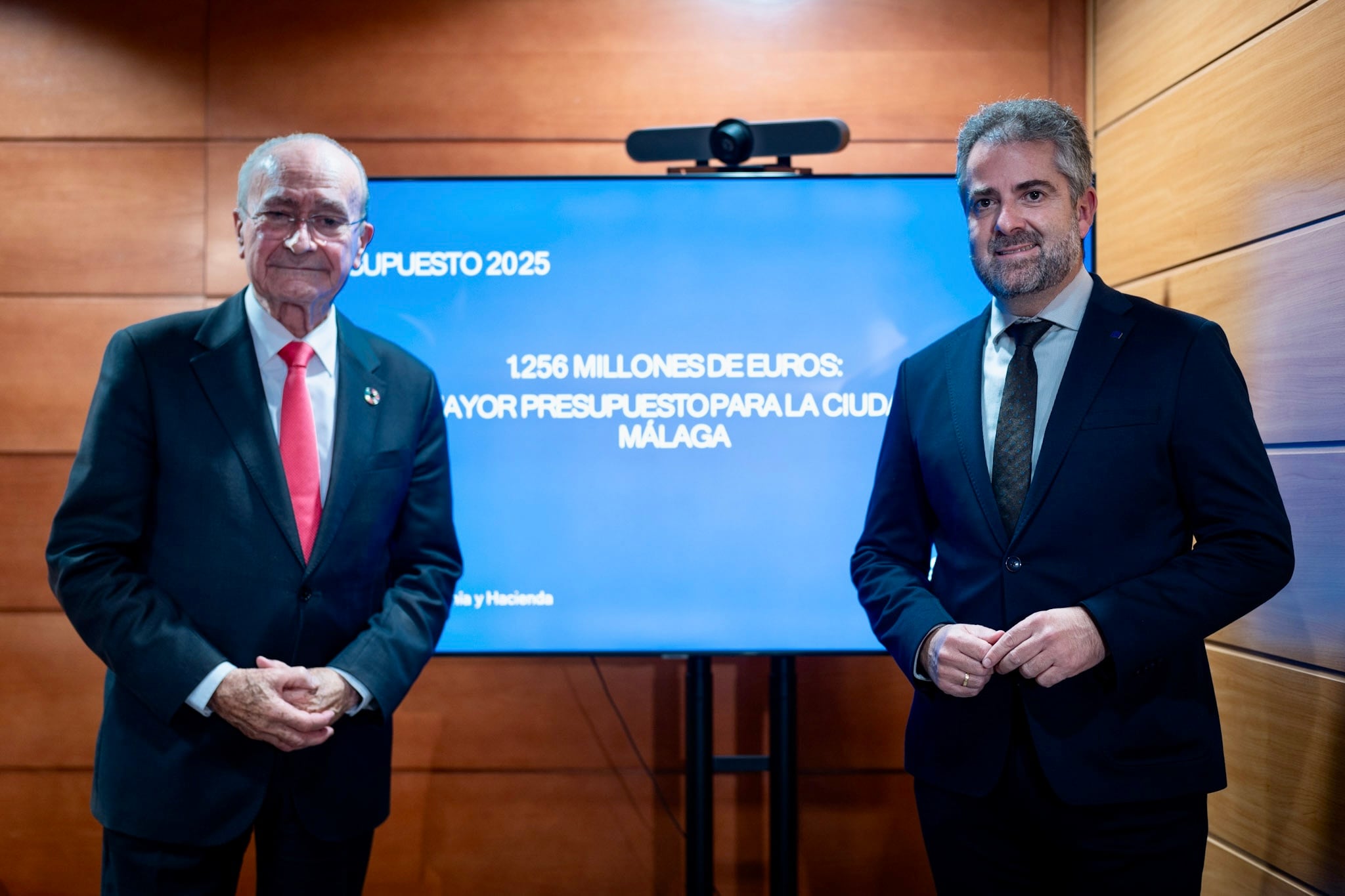 El alcalde de Málaga, Francisco de la Torre, junto al concejal de Economía, Carlos Conde, durante la rueda de prensa para presentar los presupuestos de la ciudad para 2025 en el Mupam (Ayuntamiento de Málaga)