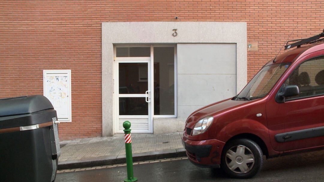 Vecinos del barrio de Atxuri de Bilbao han mostrado su sorpresa por el fallecimiento de una niña de 9 años, que fue hallada muerta la pasada noche por una hermana en el domicilio familiar junto a su madre, que ha tenido que ser ingresada en estado grave 
 