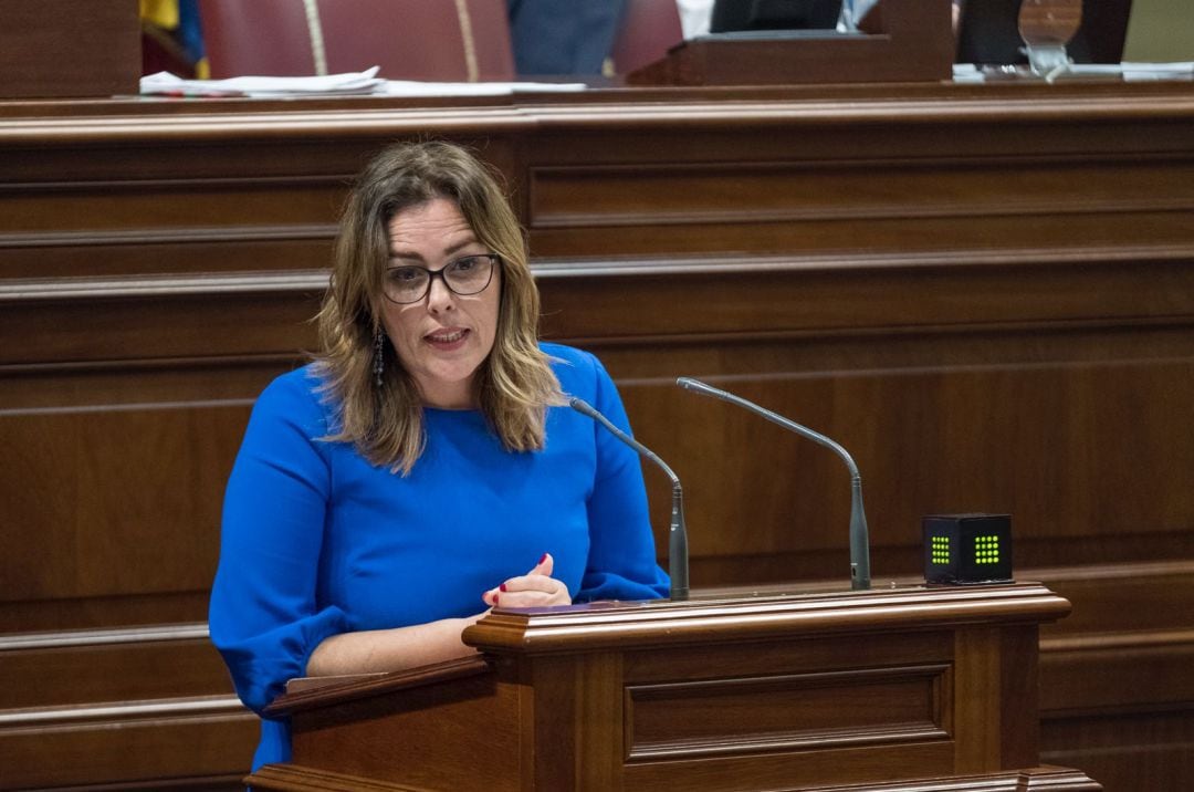 Ástrid Pérez en el Parlamento de Canarias.