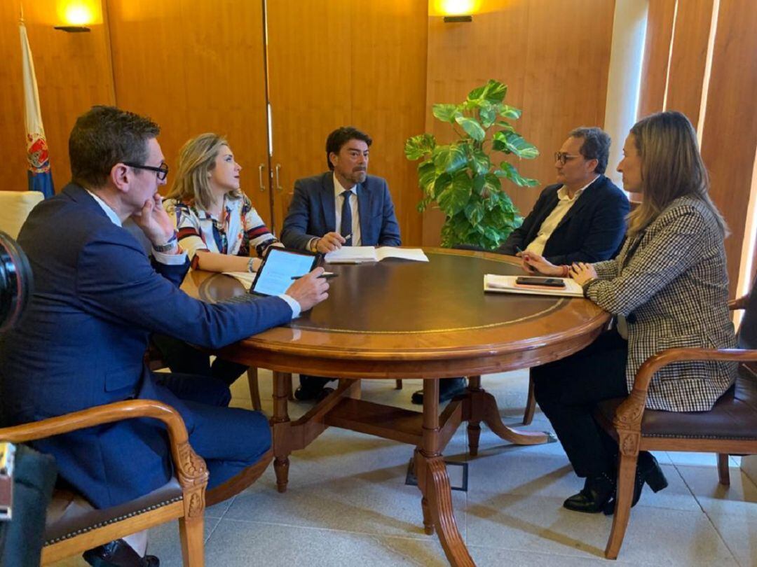 Imagen de la reunión entre el bipartito y el portavoz socialista