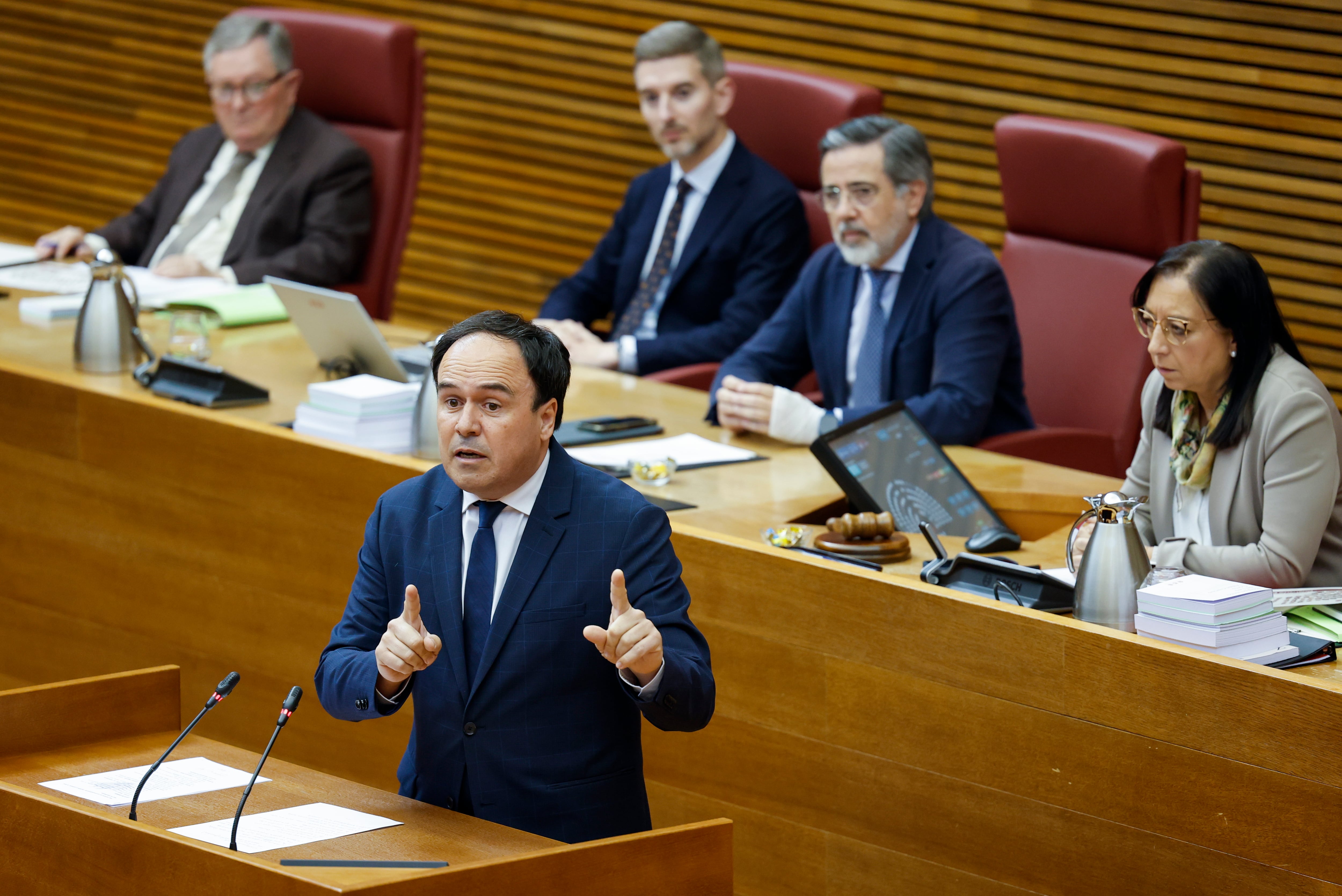 GRAFCVA3012. VALENCIA, 26/03/2026.- El president de la Generalitat, Juanfran Pérez Llorca, durante el pleno de Les Corts Valencianes en el que responde a preguntas de la oposición sobre la reputación de la Comunitat Valenciana y sobre la gestión de su Consell, y a una pregunta de Vox sobre inmigración. EFE/Ana Escobar