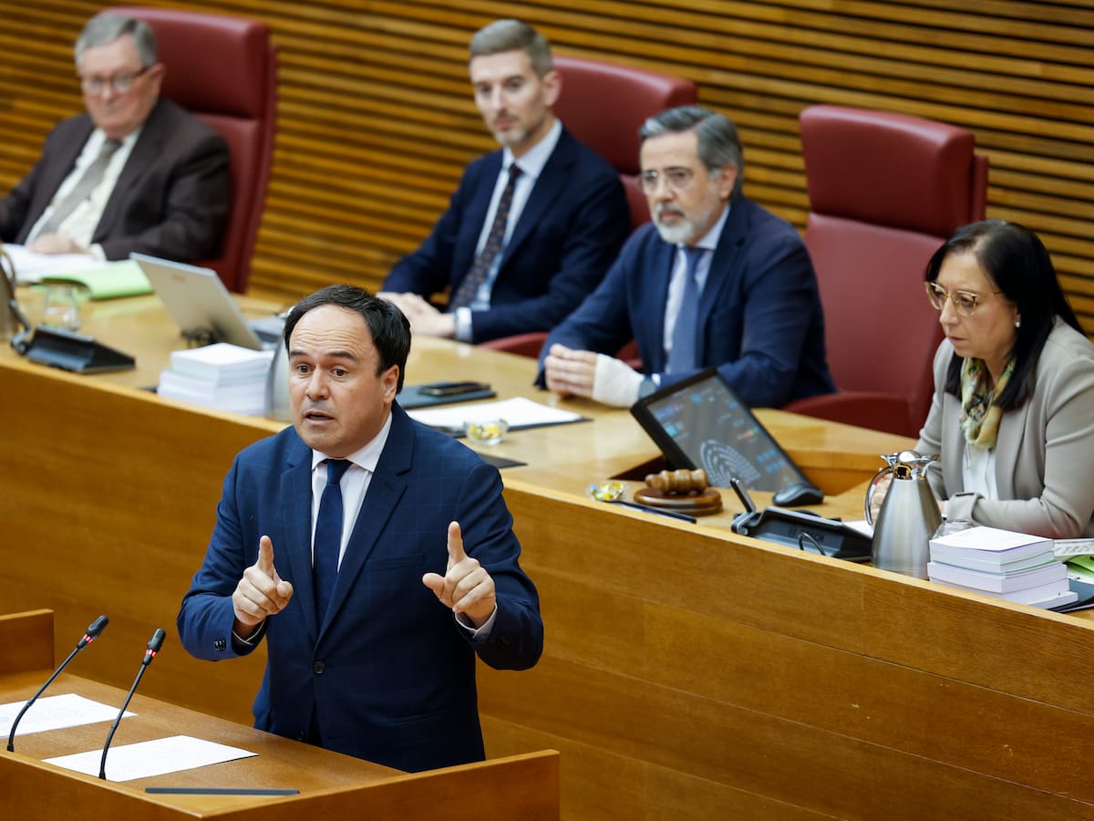 Pérez Llorca defiende la comisión de servicios a su pareja, que la oposición ve como un caso de enchufismo