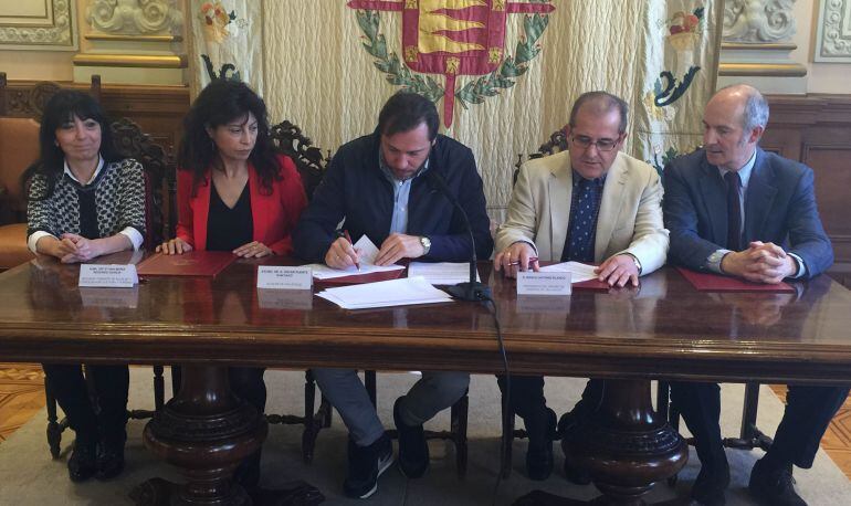 Firma del convenio entre el Ayuntamiento y el Gremio de Libreros