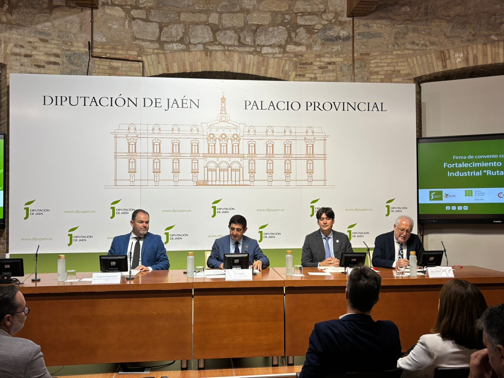 De izquierda a derecha, Carlos Paniceres, presidente de la Cámara de Comercio de Oviedo; Francisco Reyes, presidente de la Diputación Provincial de Jaén; Borja Sánchez, consejero de Ciencia; y José María Villén, presidente de la Cámara de Comercio de Linares