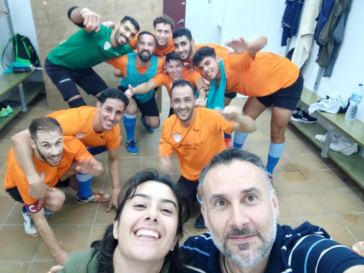 L'equip de Missatgers amb el seu entrenador, Josep, i la segona entrenadora, Irene.