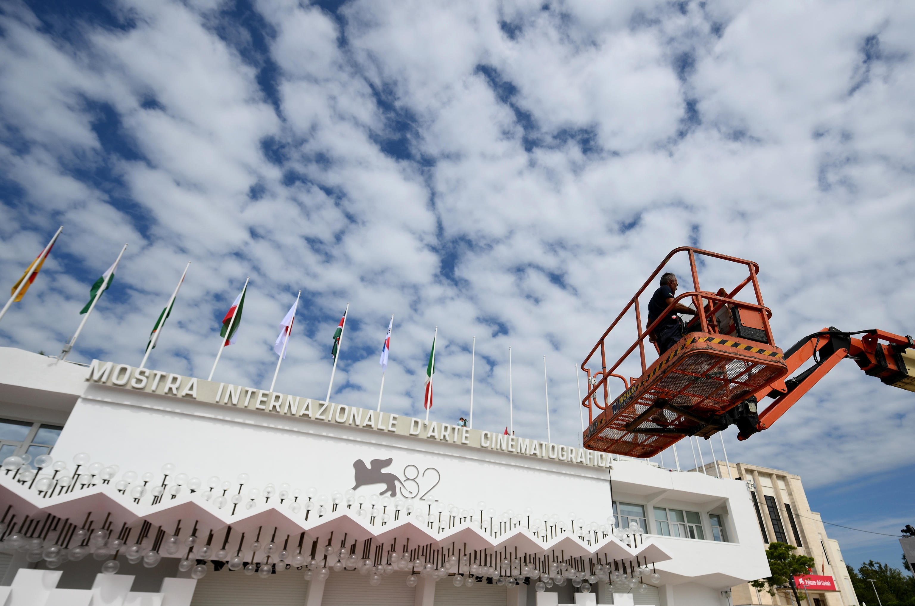 FOTODELDIA Venecia, 25/08/2025.- Últimos preparativos en el Lido, sede del Festival de Cine de Venecia este lunes. La Mostra se celebrará del 27 de agosto al 6 de septiembre de 2025 EFE/ETTORE FERRARI