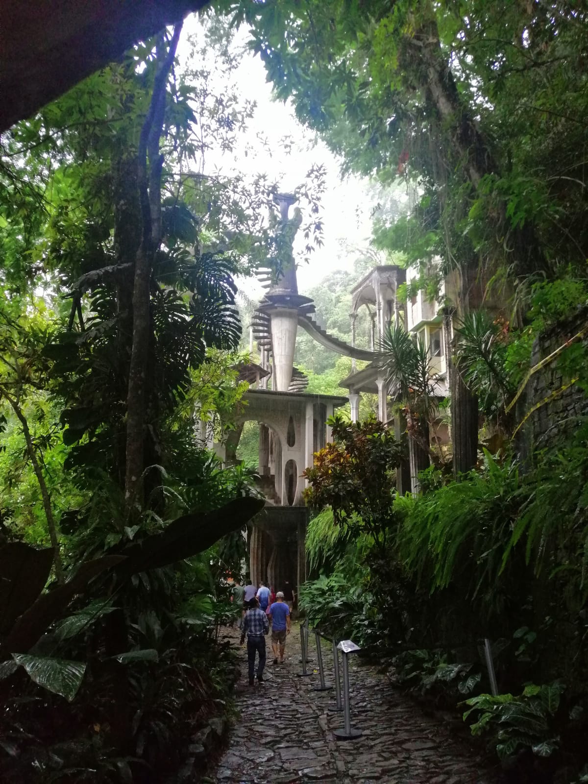 Jardín escultórico soñado y realizado por el artista Edward James, amigo de Dalí, en la ciudad de Xilitla, México. Una de las visitas de la periodista viajera Tati de la Paz