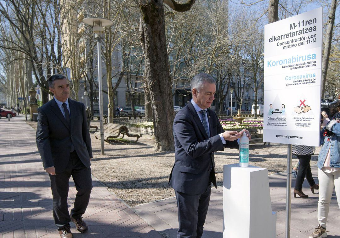 El lehendakari, Iñigo Urkullu, utiliza gel desinfectante en la concentración por el &#039;Día Europeo de las Víctimas del Terrorismo&#039;, celebrada en Vitoria.