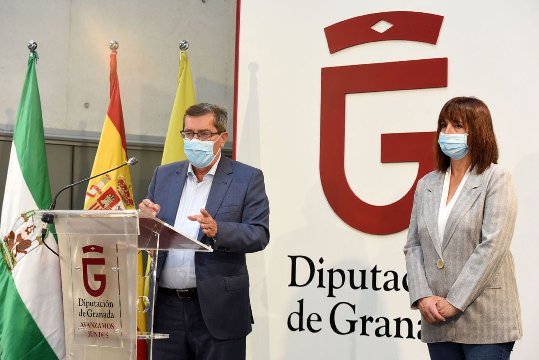 El presidente de la Diputación de Granada y la diputada de Bienestar Social, en la presentación de las ayudas