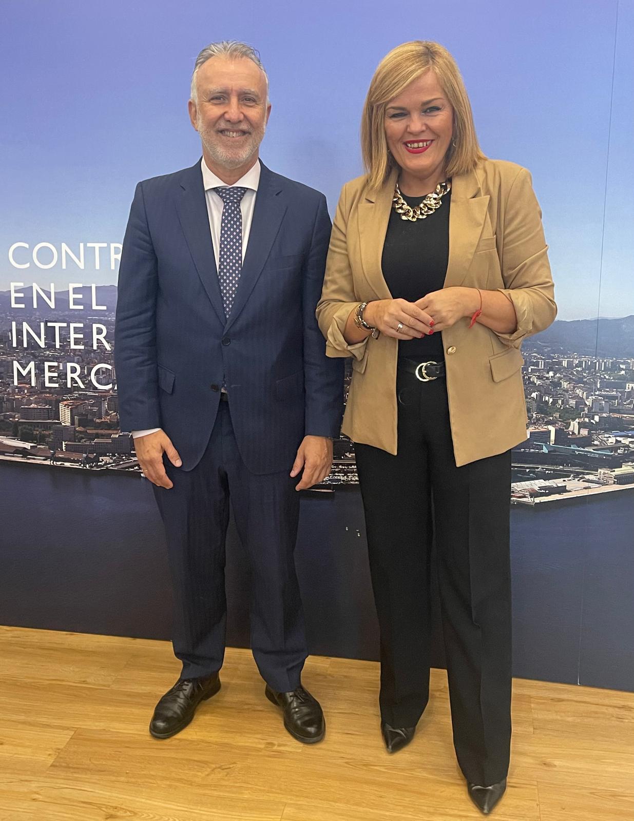 Digna Rivas con el Ministro de Memoria Democrática, Ángel Víctor Torres