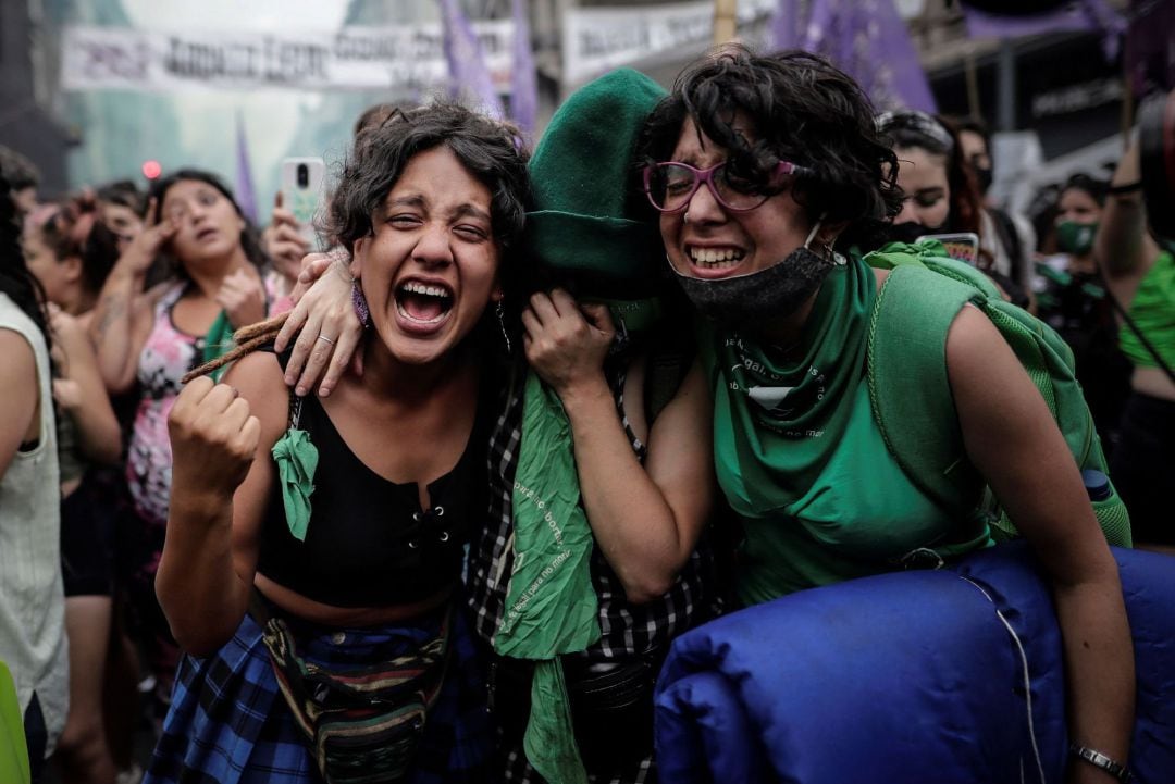 Dos mujeres muestran su alegría este viernes en las calles de Buenos Aires después de que la Cámara de Diputados de Argentina aprobara esta mañana un proyecto de ley que permite acceder libre y legalmente al aborto hasta la semana 14 de gestación y que ahora deberá pasar al Senado para su debate y eventual sanción definitiva.