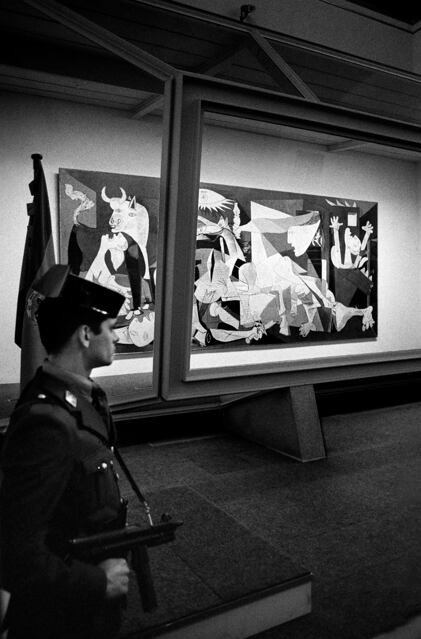Guardia Civil custodiando El Guernica en el Casón del Buen Retiro