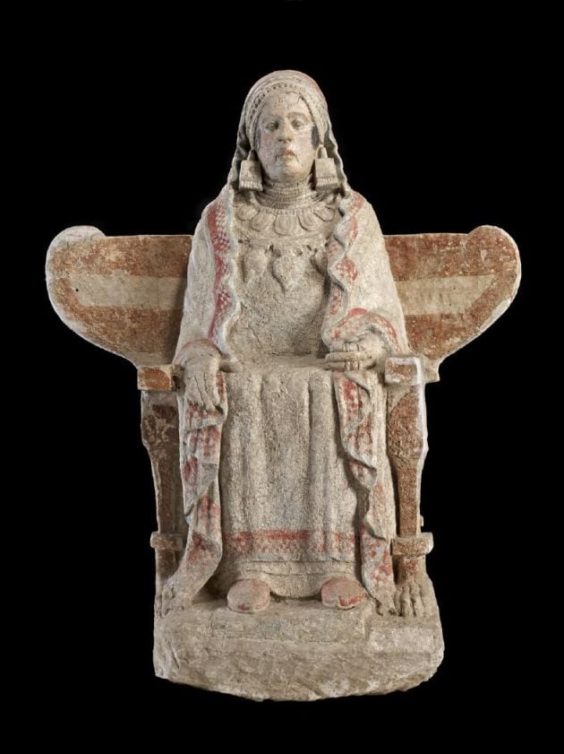 Foto de estudio de la Dama de Baza ofrecido por el Museo Arqueológico Nacional en su sitio web