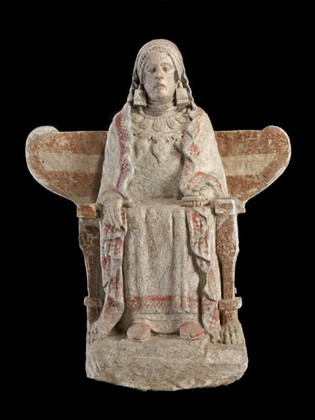 Foto de estudio de la Dama de Baza ofrecido por el Museo Arqueológico Nacional en su sitio web