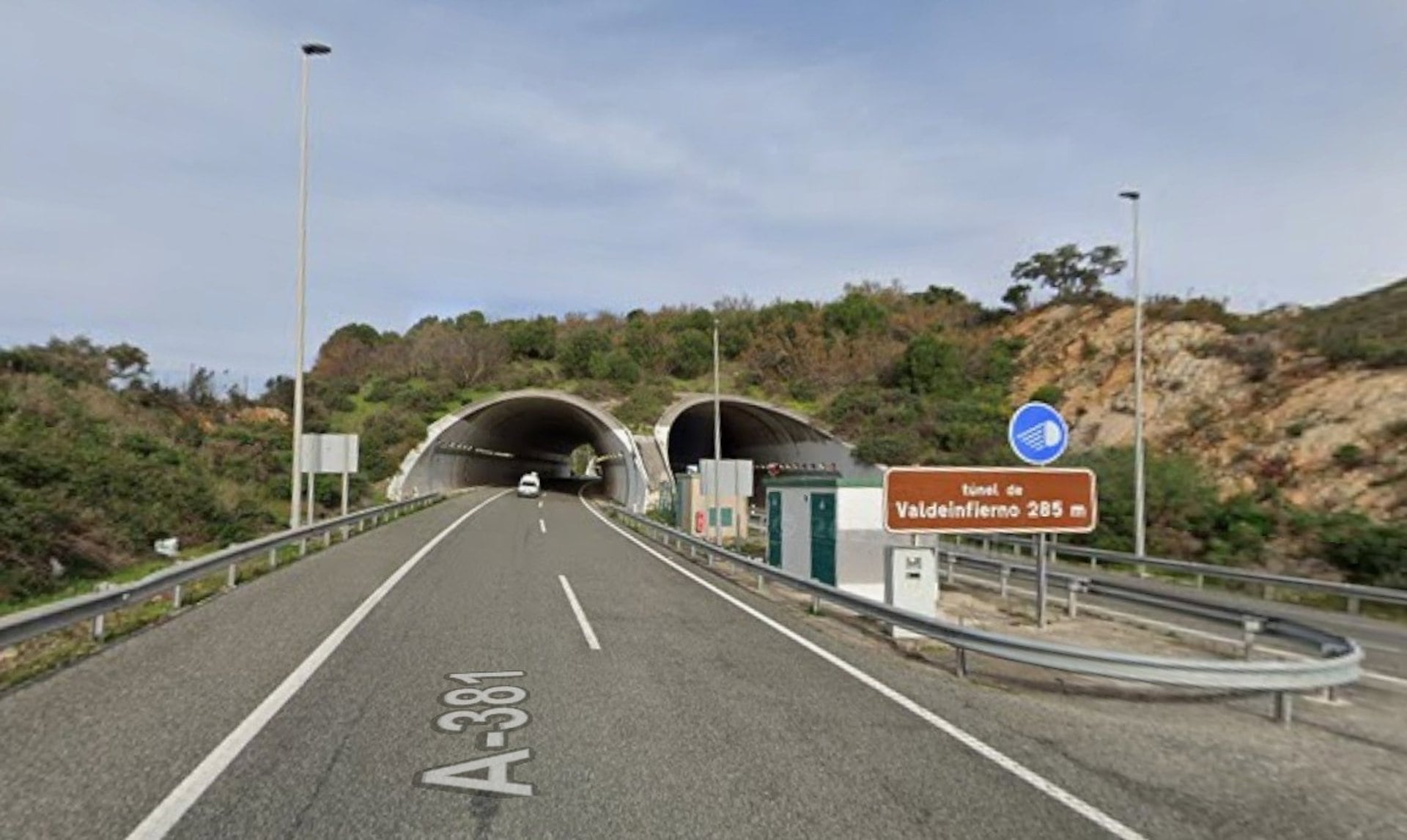 Túnel de Valdeinfierno en la autovía de Los Barrios, la A-381, cortada por desprendimiento