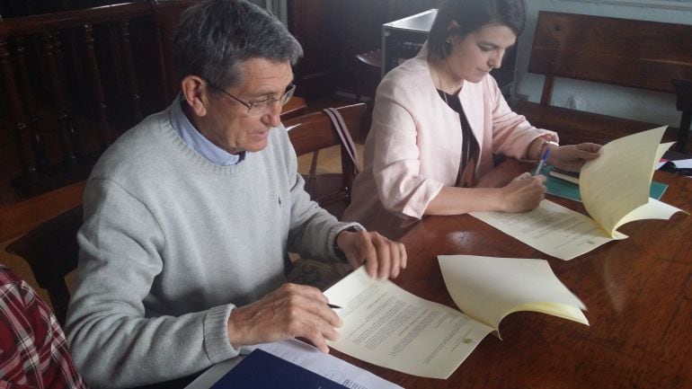 Ángel Díaz Munío y Genma Leguinagoicoa firman el convenio.