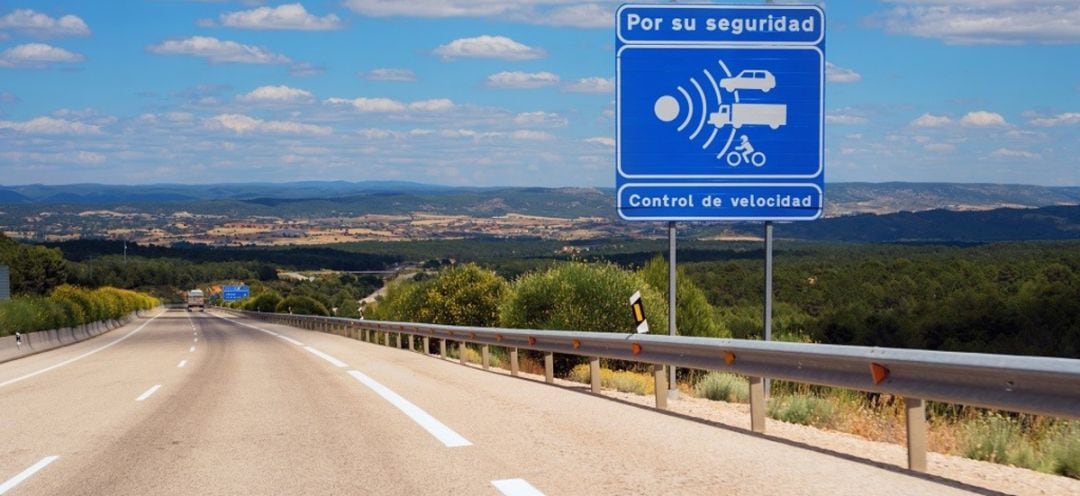 Imagen de un cartel avisando de la presencia de un radar de velocidad 