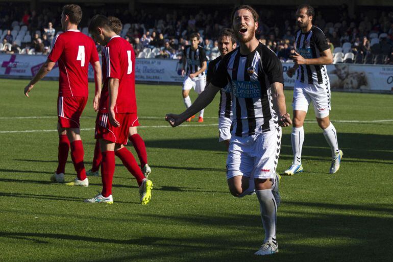 El mediocentro Diego Carrillo celebrando un gol esta temporada en Castalia. 