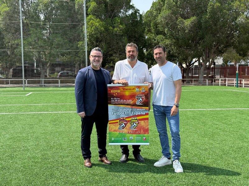 El concejal de Deportes con los organizadores del Nacional de Futbol 7