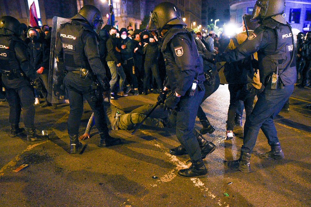 Cargas policiales durante los altercados en las protestas por el encarcelamiento de Hasél en València. 