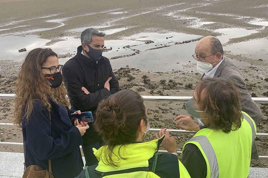 El vicepresidente regional, Pablo Zuloaga, junto a la directora general de Patrimonio, Zoraida Hijosa, y el alcalde de San Vicente, Dionisio Luguera, en la zona donde se ha producido el hallazgo del pecio