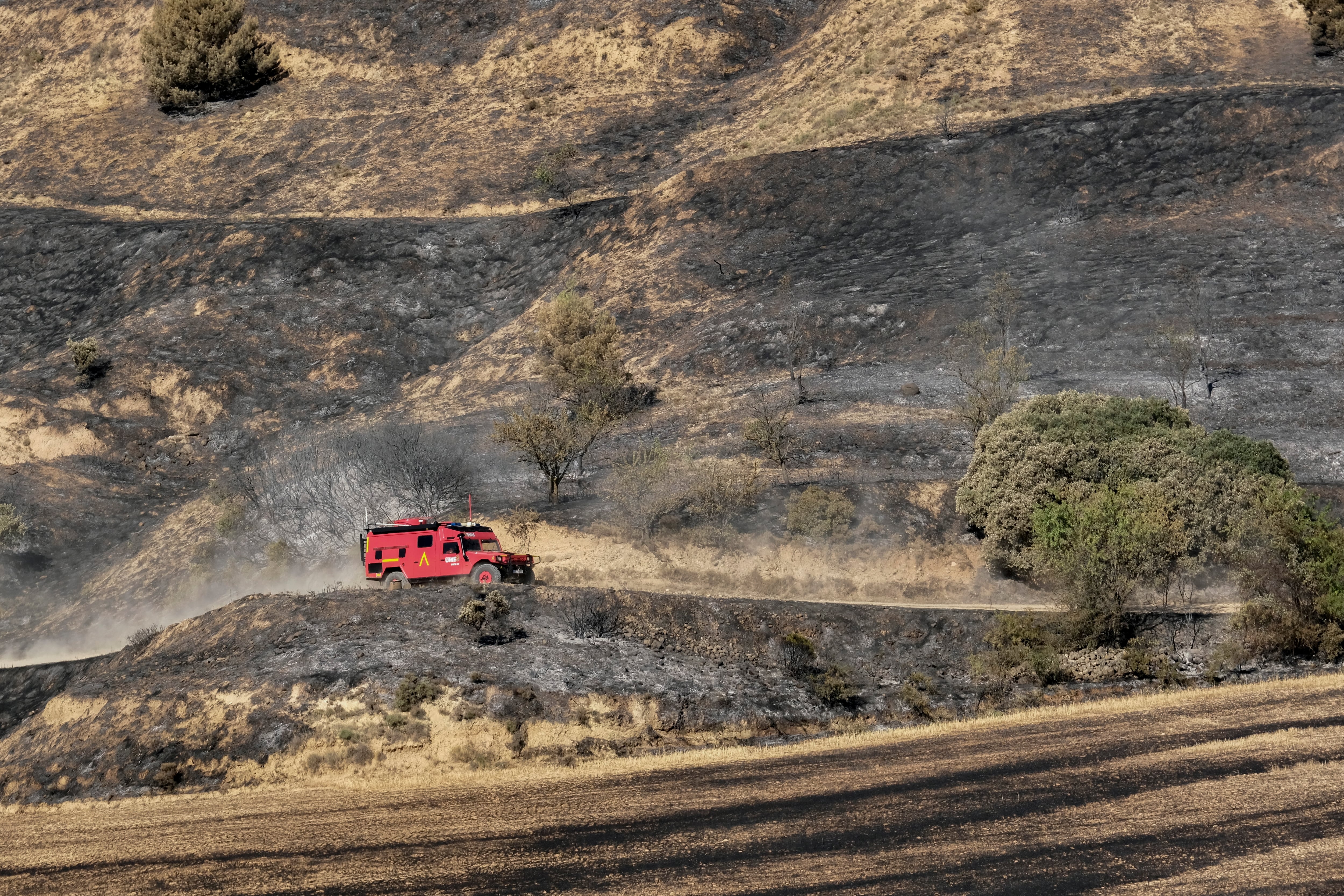 GRAF6813. ALFARO (LA RIOJA), 11/07/2022.- El intenso trabajo realizado durante las últimas horas nocturnas ha permito controlar el incendio que afecta al monte Yerga, en el que, según lo datos iniciales, han ardido unas 104 hectáreas, sobre todo de masa arbolada; en los que han intervenido los 59 efectivos de la Unidad Militar de Emergencias (UME). EFE/ Abel Alonso
