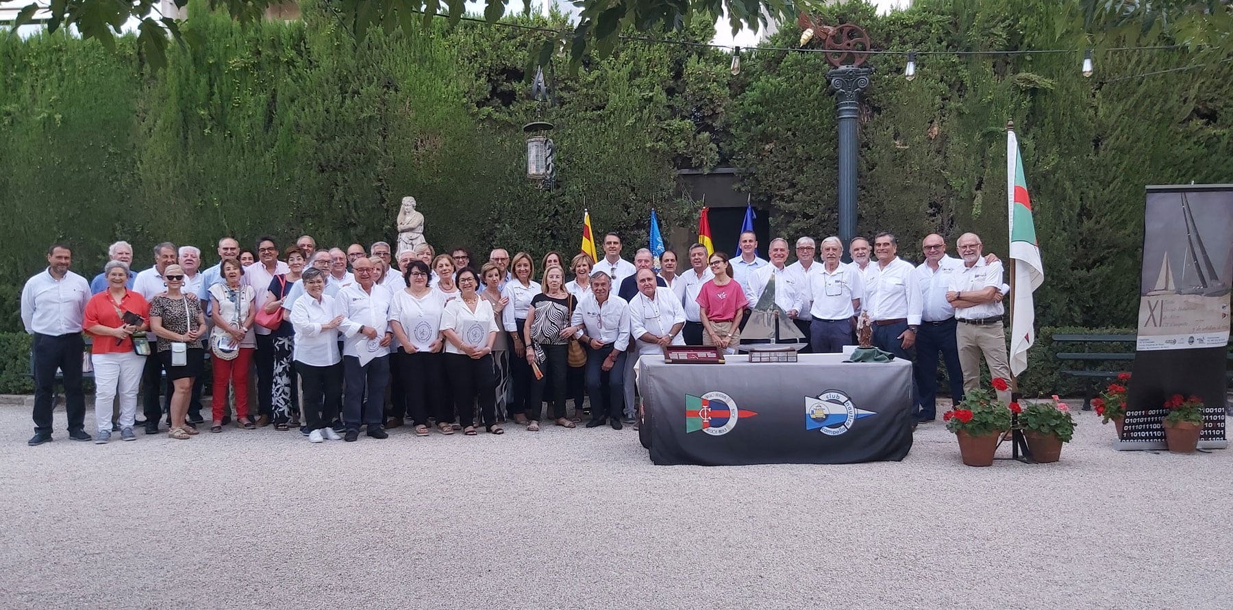 Foto de familia al finalizar el acto de dar a conocer una nueva entrega de la regata