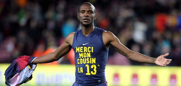 Fotografía de archivo | Eric Abidal que muestra una camiseta de agradecimiento a su primo