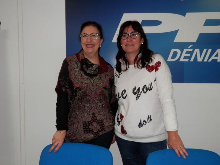 La presidenta de la gestora del PP en Dénia y portavoz del grupo municipal, María Mut (d) y la concejala Pepa Sivera (i).