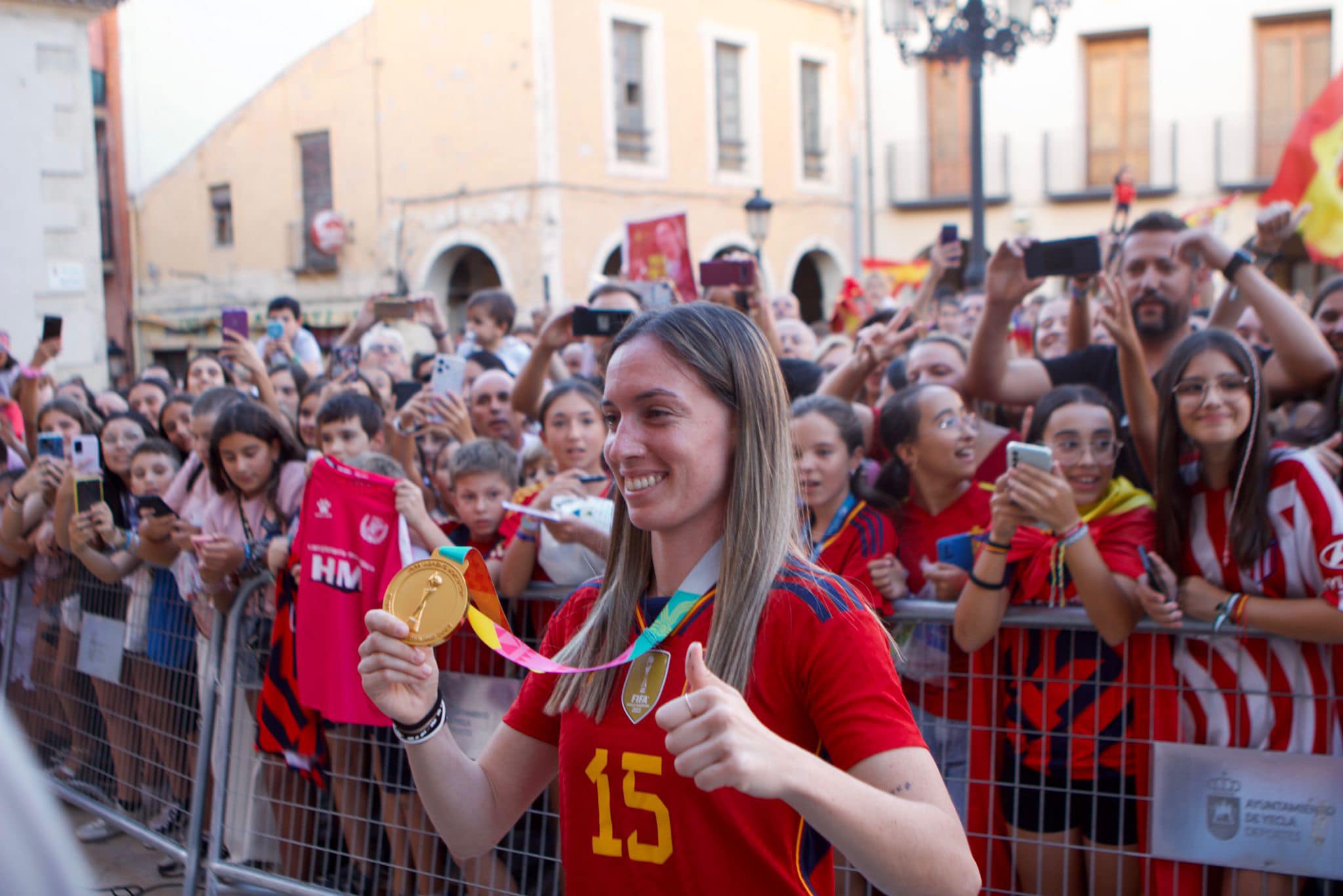 Eva Navarro se ha dado un baño de masas con sus vecinos