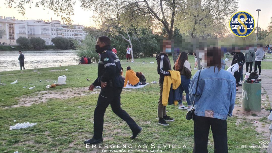 Policía Local actuando en el entorno de la calle Radio Sevilla, donde se concentraban grupos de jóvenes para hacer botellón