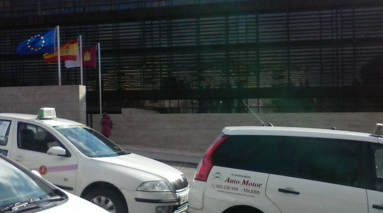 Protesta de taxistas frente la consejería de Sanidad (Toledo)