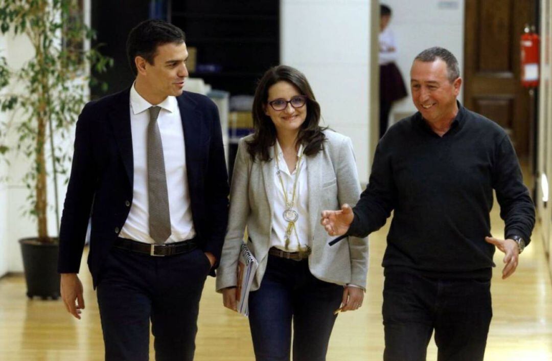 El líder del PSOE, Pedro Sánchez, con los representantes de Compromís, Mónica Oltra y Joan Baldoví