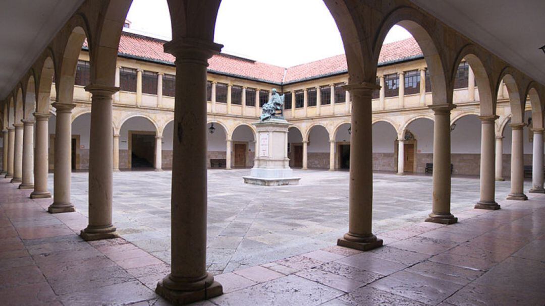 Patio central del edificio histórico.