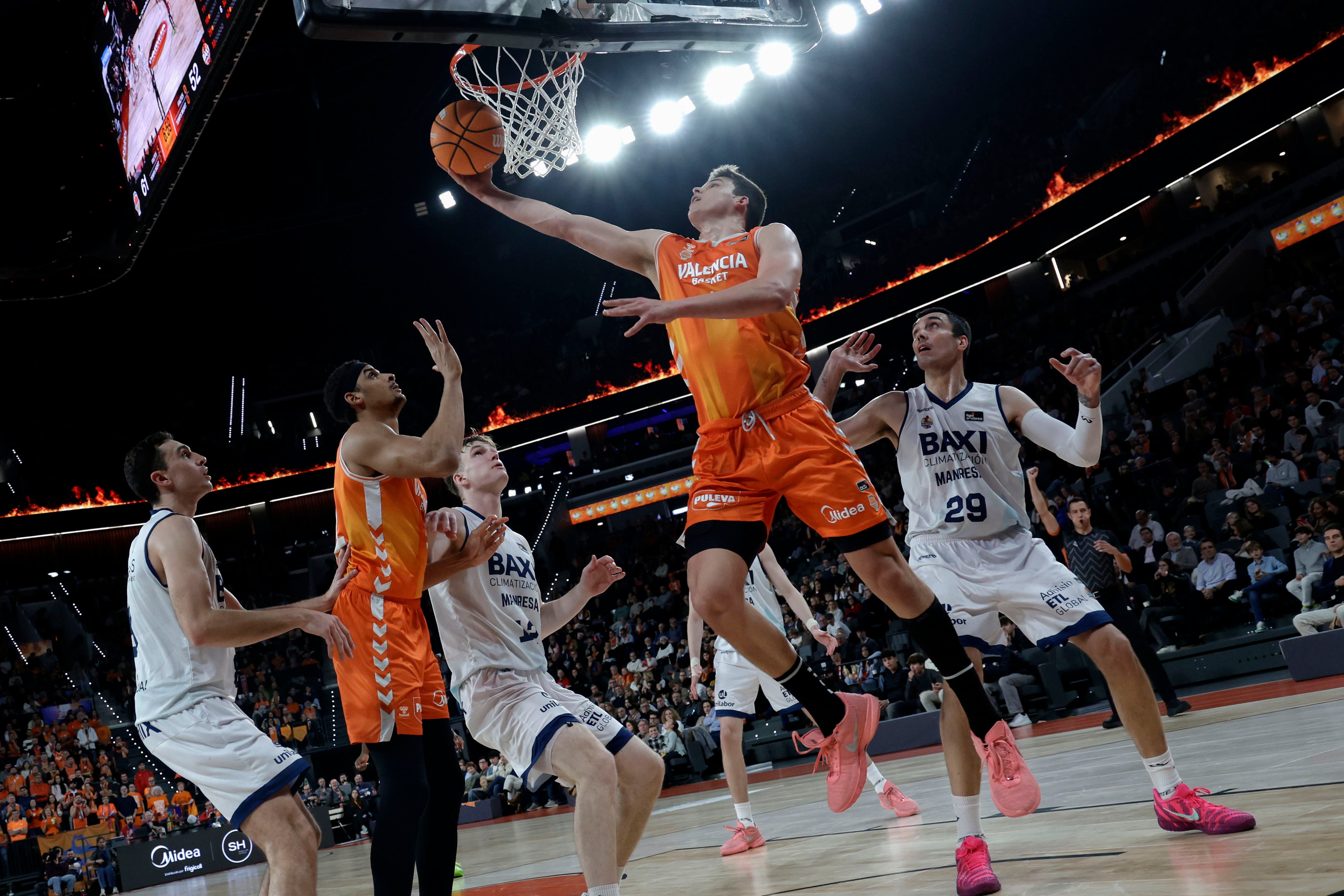 VALENCIA, 04/01/2026. - El pívot del Valencia Basket Jaime Pradilla (2d) entra a canasta durante el partido de la Liga Endesa de baloncesto ante el Valencia Basket que se disputa este domingo en el Roig Arena. EFE/Miguel Ángel Polo.