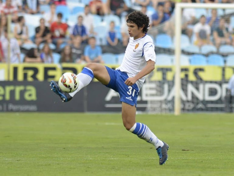 Vallejo controla un balón en un partido en La Romareda