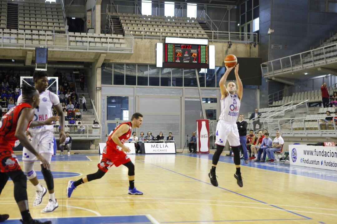 Schmidt, lanza a canasta ante Cantabria Estela, en el Pedro Ferrándiz