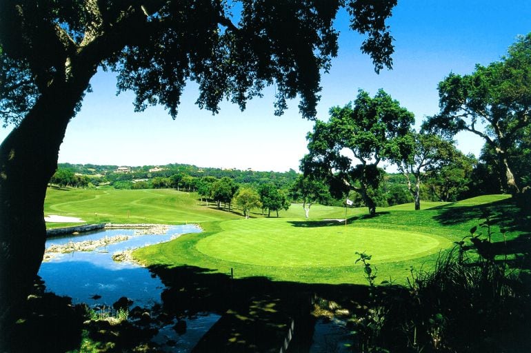 Imagen del hoyo 4 del Campo de Golf de Valderrama, que pasará a formar parte del Grupo La Zagaleta.